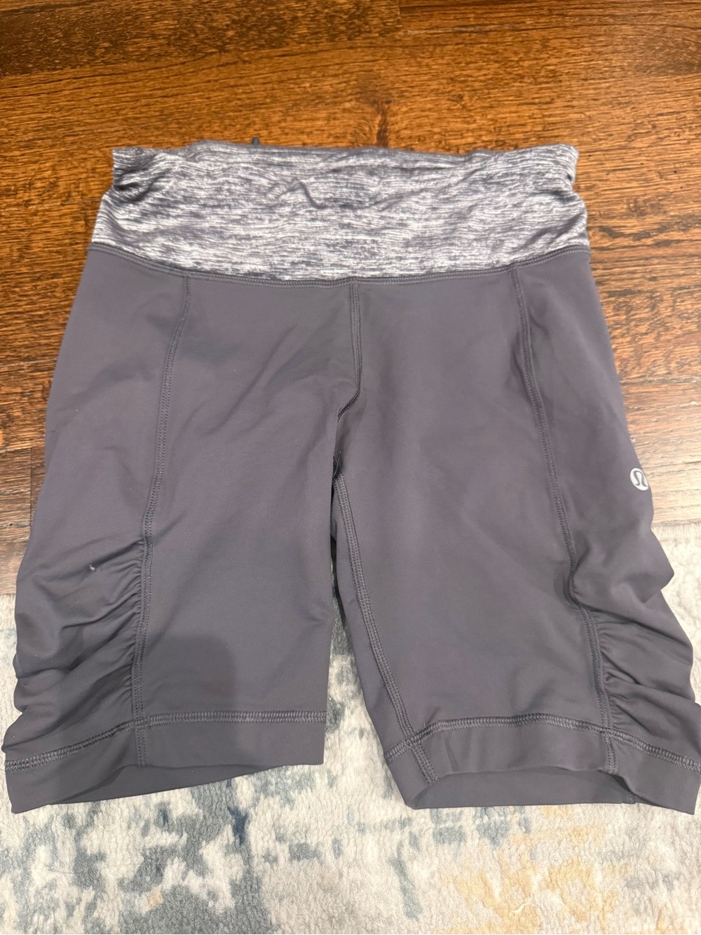 Lululemon ruched gray bike shorts size 4 EUC